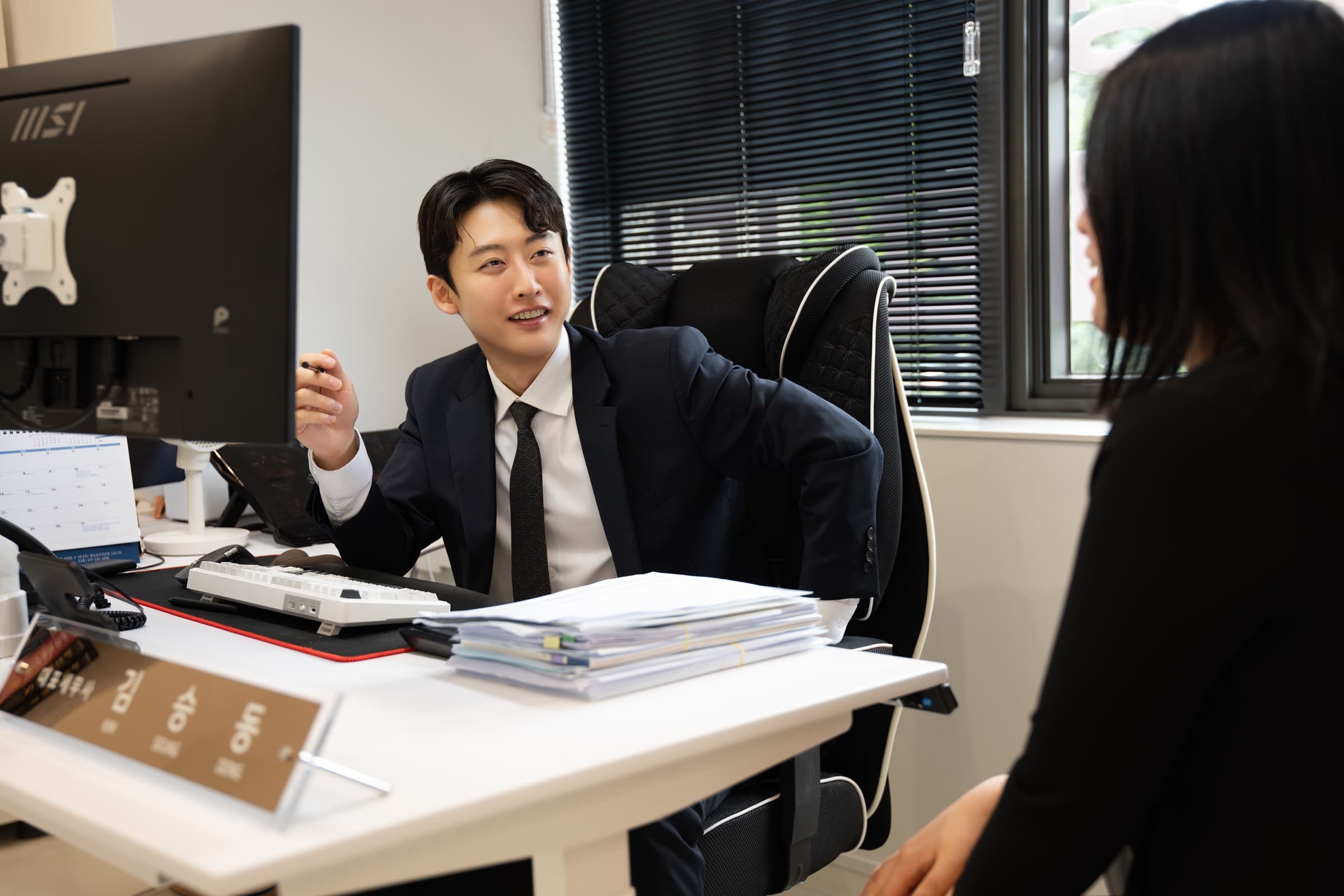 세무사 인물 컷 사진